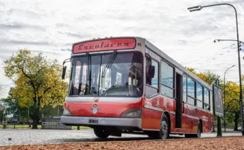 ag-53 corta el tráfico tras arder un autobús image
