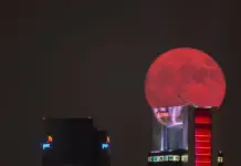 Eclipse lunar del 28 de agosto deja cielos teñidos de rojo Eclipse lunar del 28 de agosto deja cielos teñidos de rojo image