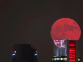 Eclipse lunar del 28 de agosto deja cielos teñidos de rojo image