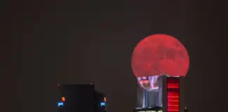 Eclipse lunar del 28 de agosto deja cielos teñidos de rojo image