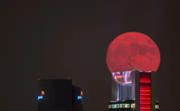 Eclipse lunar del 28 de agosto deja cielos teñidos de rojo image