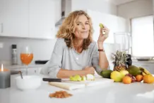Dieta vegana reduce riesgo de enfermedades en mujeres posmenopáusicas