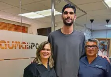 Santi Aldama, estrella de la NBA, se somete a terapia en Ourense.