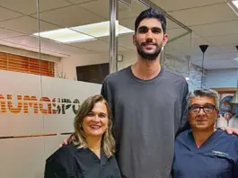 Santi Aldama, estrella de la NBA, se somete a terapia en Ourense.