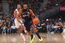 Juez exonera a James Harden de cargo por armas