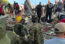 Soldados colombianos buscan sobrevivientes tras terremoto en Cali