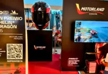 Sorprende en Puerto Venecia con MotoGP y un casco gigante