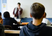 ¿Pantallas en clase afectan al rendimiento cognitivo? Neurocientífico advierte mientras otros expertos cuestionan