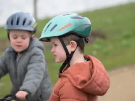 Lazer J1 KinetiCore: casco infantil y protección rotacional