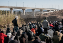 500 inmigrantes regresan al Trampolín y frenan la limpieza