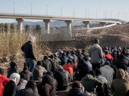 500 inmigrantes regresan al Trampolín y frenan la limpieza