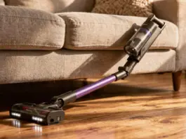 La Hoover rebajada que se dobla y limpia bajo el sofá