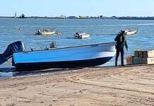 Huida de narcos en Sanlúcar: abandonan un alijo de hachís
