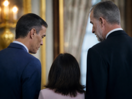 Sánchez implica al Rey en Ceuta y choca con Robles