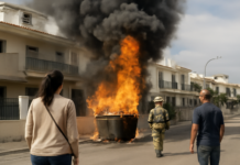 Incendio en Estepona por contenedor obliga a desalojar casas