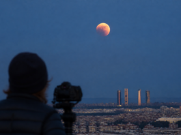 Así sorprendió al mundo el eclipse parcial de Luna de agosto