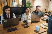 Las grandes empresas de IA acumulan riquezas, mientras las pequeñas se ven desplazadas.
