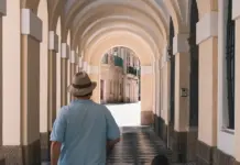 Familia y emoción en el regreso del anciano de Cádiz image