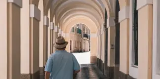 Familia y emoción en el regreso del anciano de Cádiz image