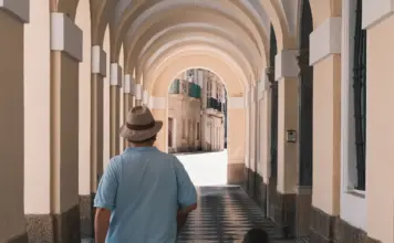 Familia y emoción en el regreso del anciano de Cádiz image