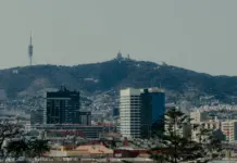 Incendi collserola deja humo visible en Barcelona Incendi collserola deja humo visible en Barcelona image
