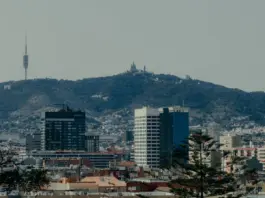 Incendi collserola deja humo visible en Barcelona image