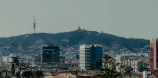 Incendi collserola deja humo visible en Barcelona image