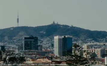 Incendi collserola deja humo visible en Barcelona image