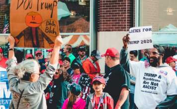 Mitin viral y la imitación de Trump que arrasa image