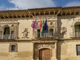 Palacio de la Zarzuela y el rojo que une a la Familia Real Palacio de la Zarzuela y el rojo que une a la Familia Real image