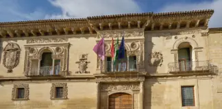 Palacio de la Zarzuela y el rojo que une a la Familia Real image