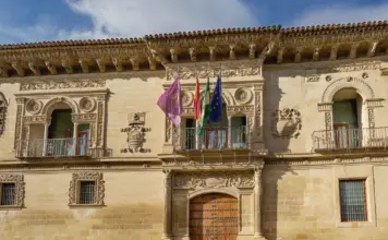 Palacio de la Zarzuela y el rojo que une a la Familia Real image