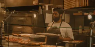 Pizza en Milwaukee deja un arresto tras una brutal agresión image