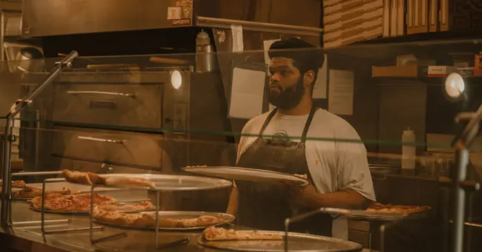 Pizza en Milwaukee deja un arresto tras una brutal agresión image