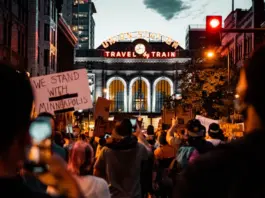 Jake Lang huye de una protesta anti ICE en Minneapolis Jake Lang huye de una protesta anti ICE en Minneapolis image