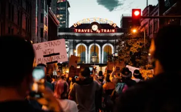 Jake Lang huye de una protesta anti ICE en Minneapolis image