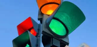 Semáforo cambia sus luces para evitar confusiones image
