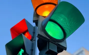 Semáforo cambia sus luces para evitar confusiones image