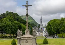 Virgen de Lourdes y por qué sigue llenando templos Virgen de Lourdes y por qué sigue llenando templos image