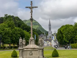 Virgen de Lourdes y por qué sigue llenando templos Virgen de Lourdes y por qué sigue llenando templos image