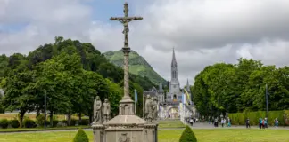 Virgen de Lourdes y por qué sigue llenando templos image
