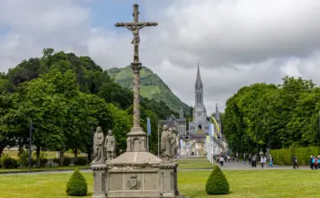 Virgen de Lourdes y por qué sigue llenando templos image