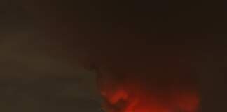 Krakatoa sorprende con una erupción visible a gran distancia image