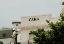 Marta Ortega triunfa con el vestido burdeos de Zara Marta Ortega triunfa con el vestido burdeos de Zara image