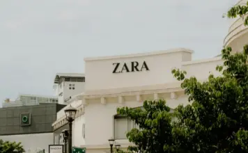 Marta Ortega triunfa con el vestido burdeos de Zara image