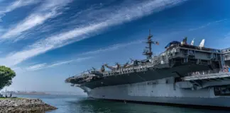 USS Abraham Lincoln (CVN 72) sorprende tras su misión image