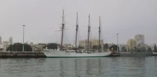 Buque patrullero español vigila un buque ruso en Gibraltar image