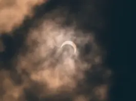 Eclipse solar de 2026 deja imágenes y consejos clave Eclipse solar de 2026 deja imágenes y consejos clave image