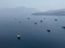 Ormuz se tensa mientras EEUU bombardea Irán y el Brent sube