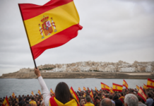 El himno de España emociona a Ceuta durante su protesta